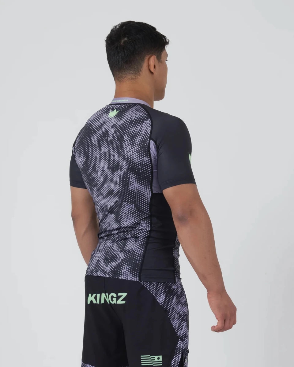 Achteraanzicht van de Kingz Viper rashguard met duurzame gesublimeerde graphics