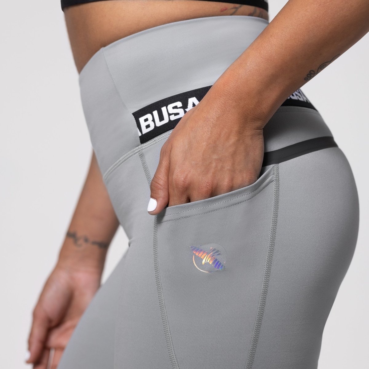 Detalj av den praktiska sidofickan för smartphones på de grå Hayabusa-leggingsen