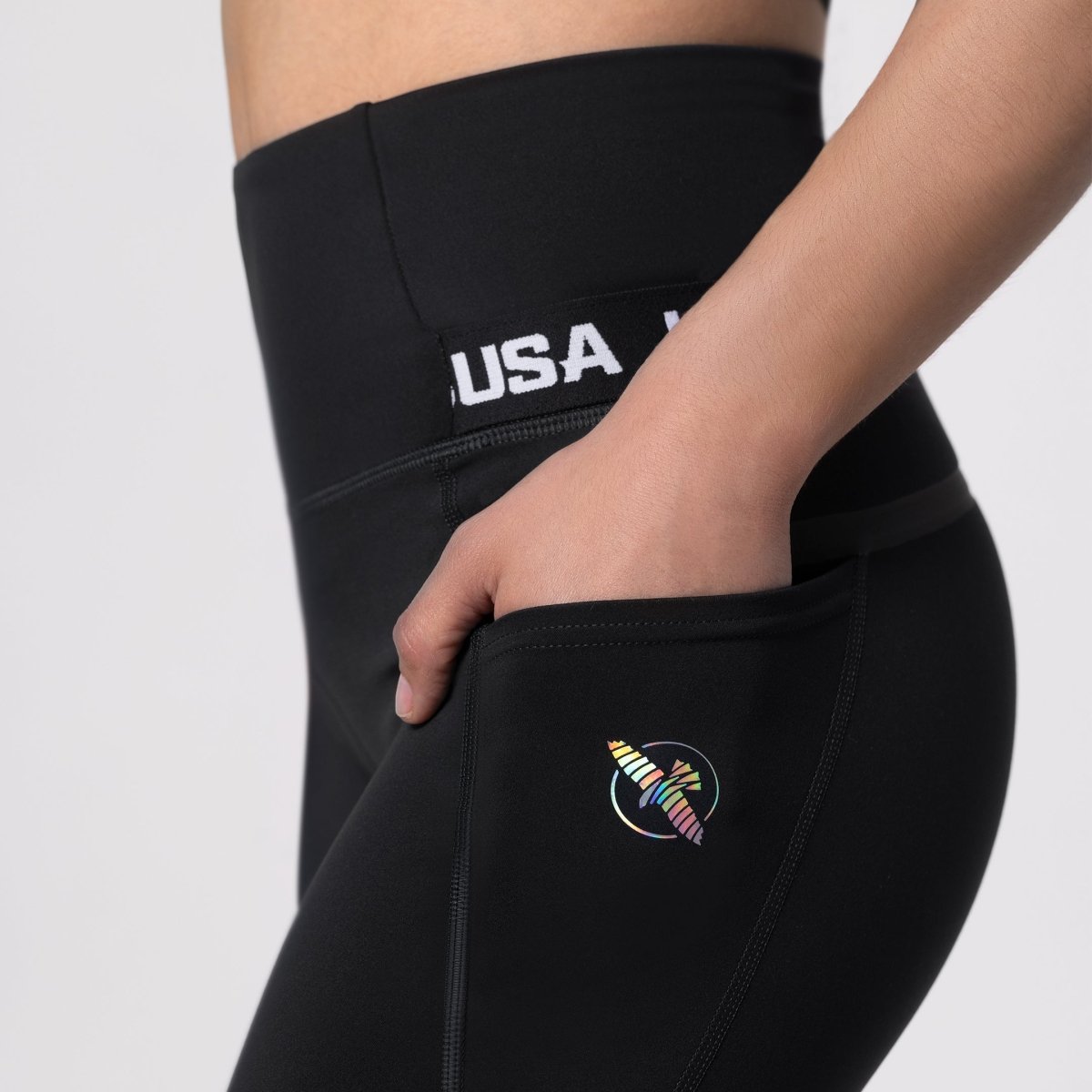 Närbildsdetalj av den integrerade sidfickan i Hayabusa svarta sportleggings