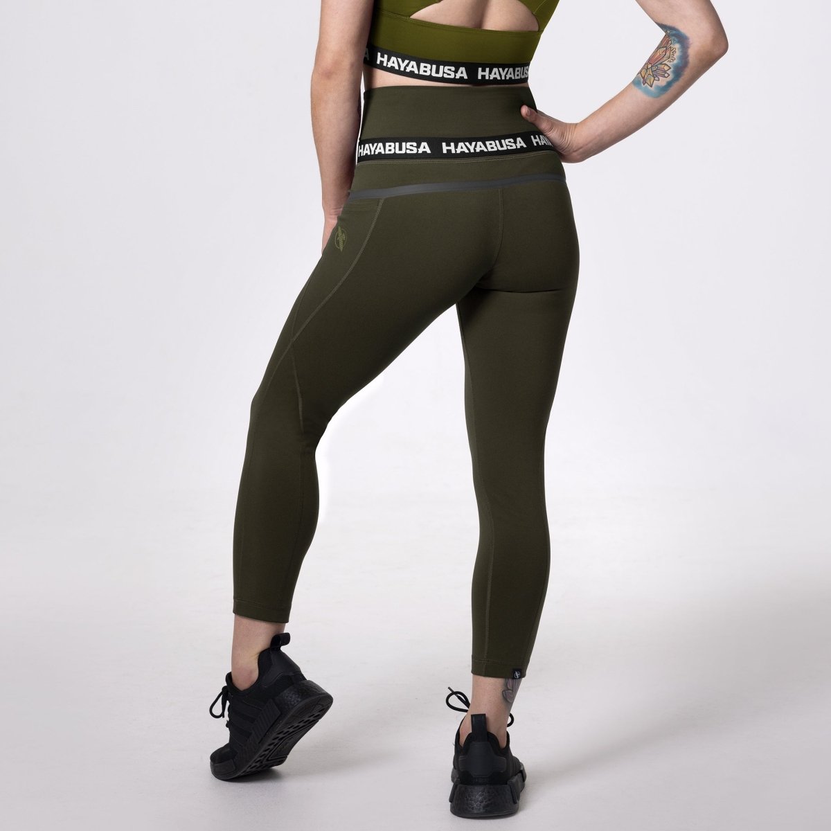 Bakifrån av de olivgröna Hayabusa 3/4 leggings, andas 3/4 design