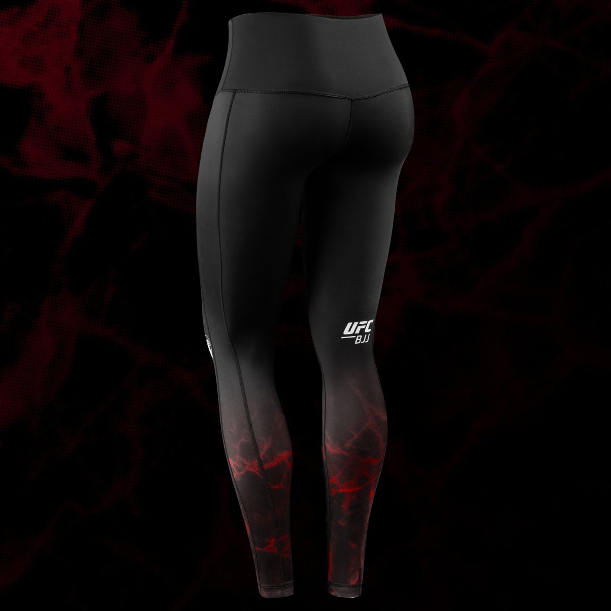 Achteraanzicht van de zwart-rode UFC BJJ-dameslegging, met de ergonomische snit en flatlocknaden
