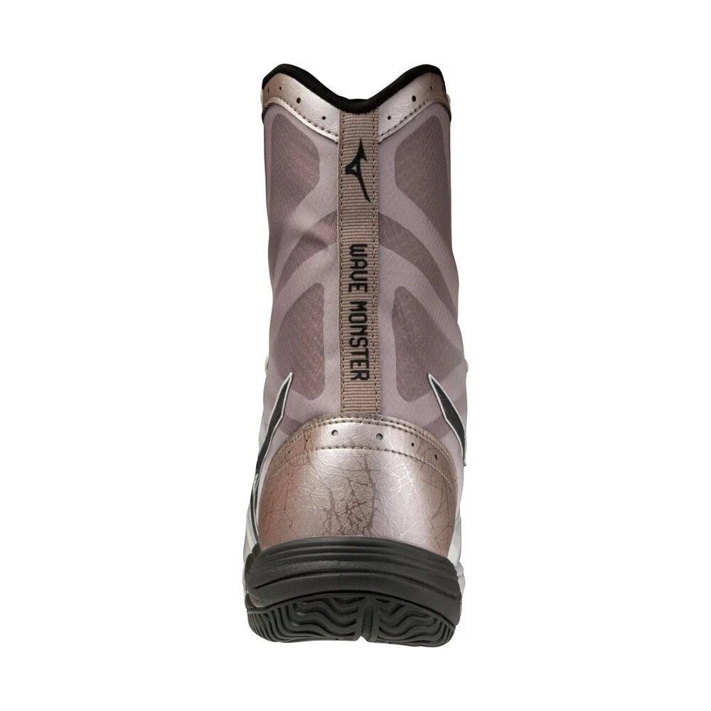 Dettaglio finiture e tecnologia Wave della scarpa Mizuno bianca.