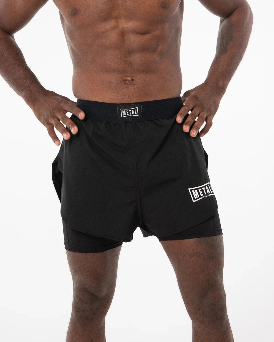 Vue de face du short noir Metal Boxe 2 en 1 porté par un athlète