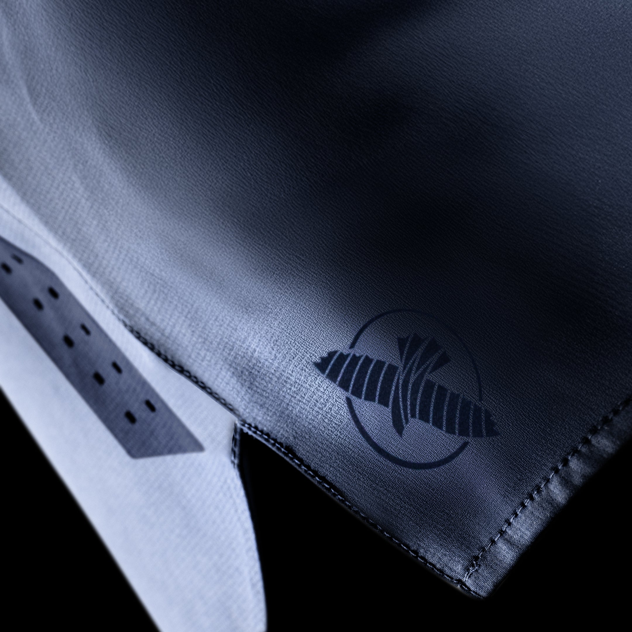 Dettaglio laterale dei pantaloncini grappling Hayabusa Core blu, particolare del tessuto ad asciugatura rapida