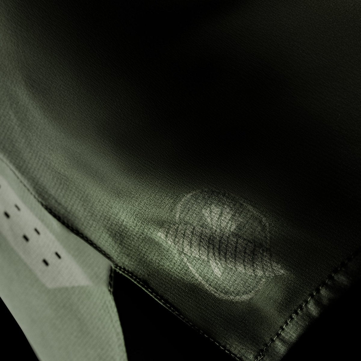 Sidodetalj på de gröna Hayabusa Core grappling-shortsen som visar fållfinish och ventilation