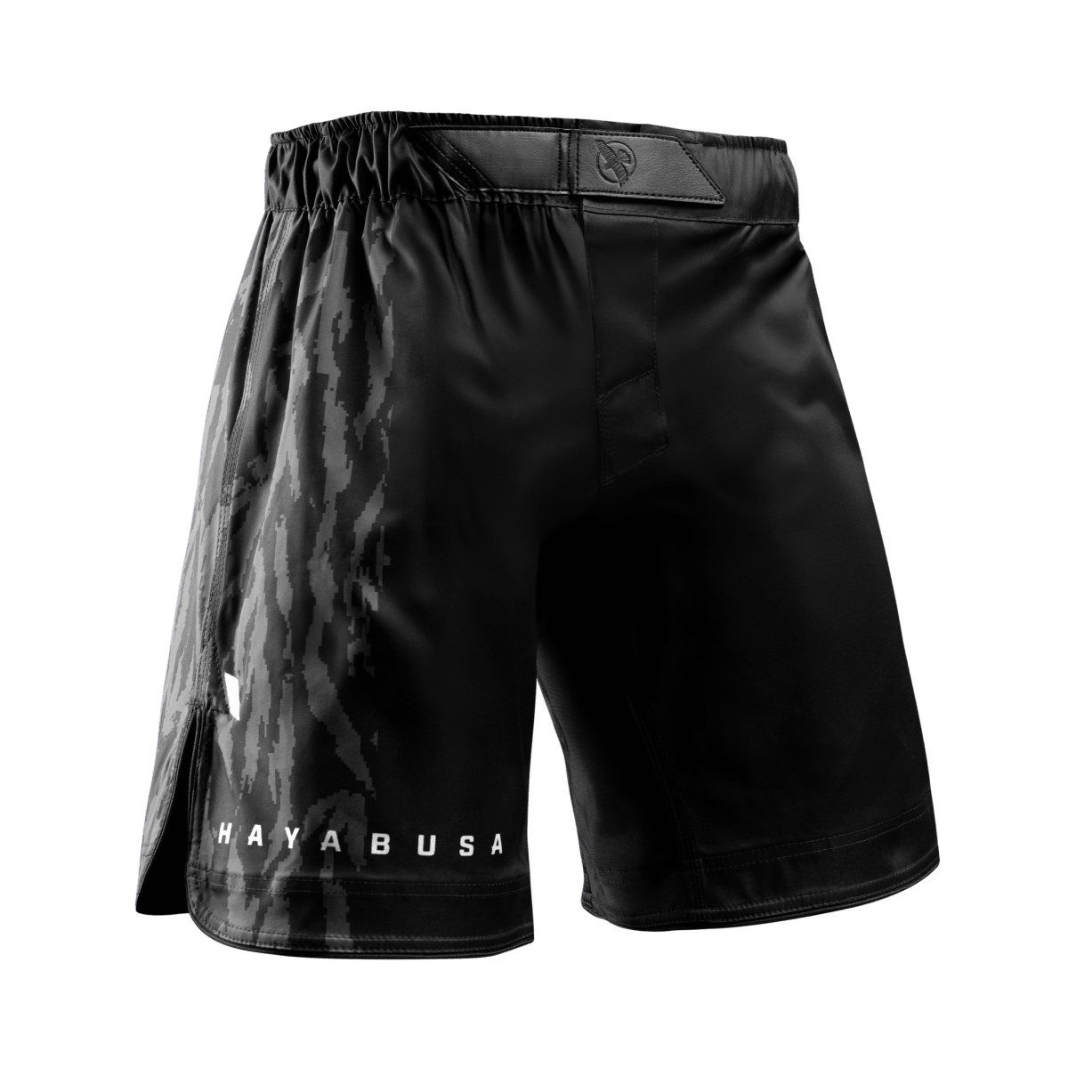 Framifrån av de svarta Hayabusa Apex Full-Length MMA-shortsen, klassiska korta kort för grappling