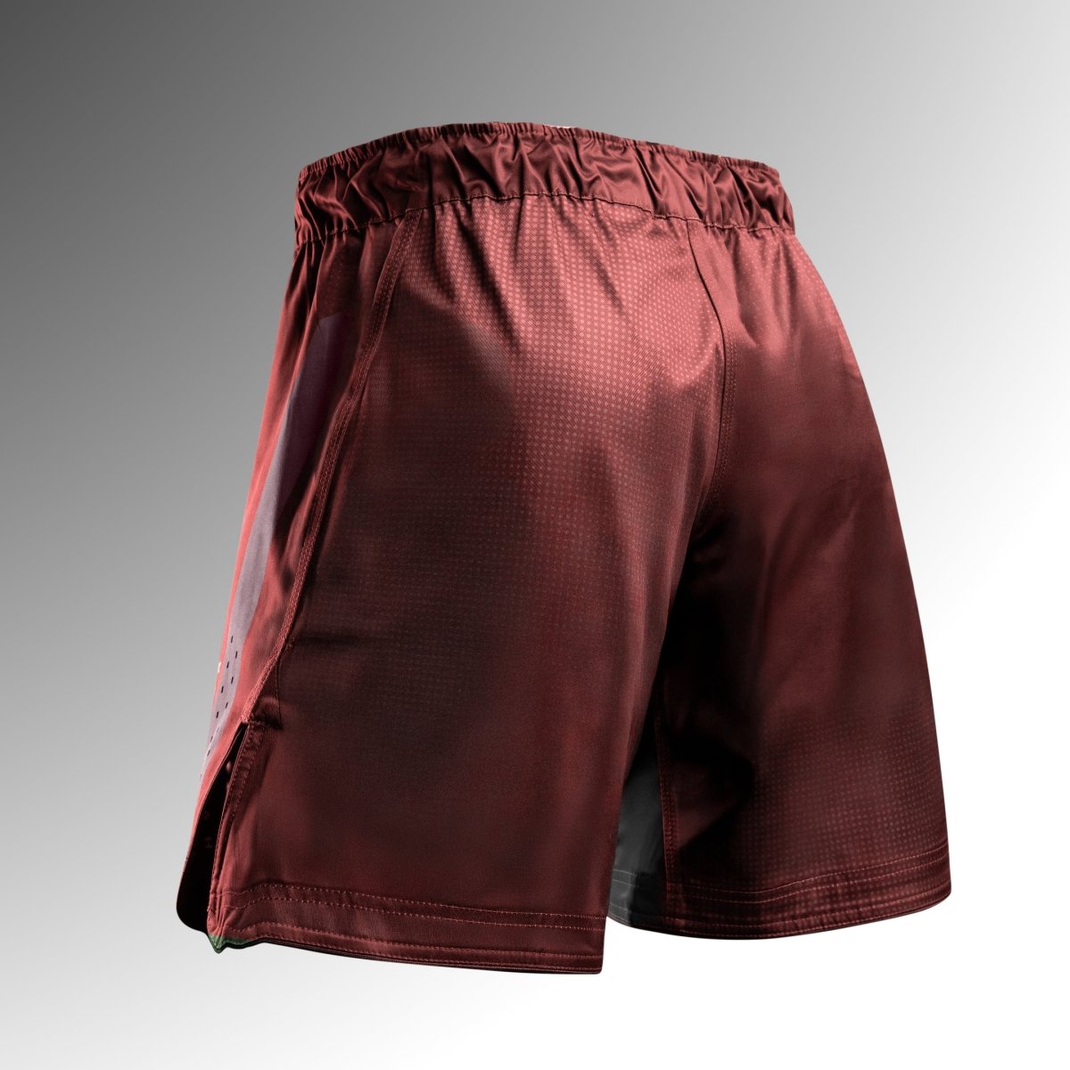 Zadní pohled na červené šortky Hayabusa Core 3/4 MMA s laserem řezanými ventilačními zónami