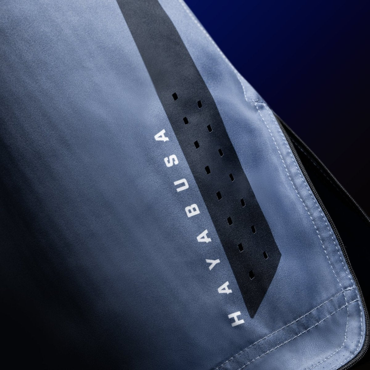 Zijaanzicht van de blauwe Hayabusa Core Full-Length MMA Shorts, detail van de interne elastische panelen