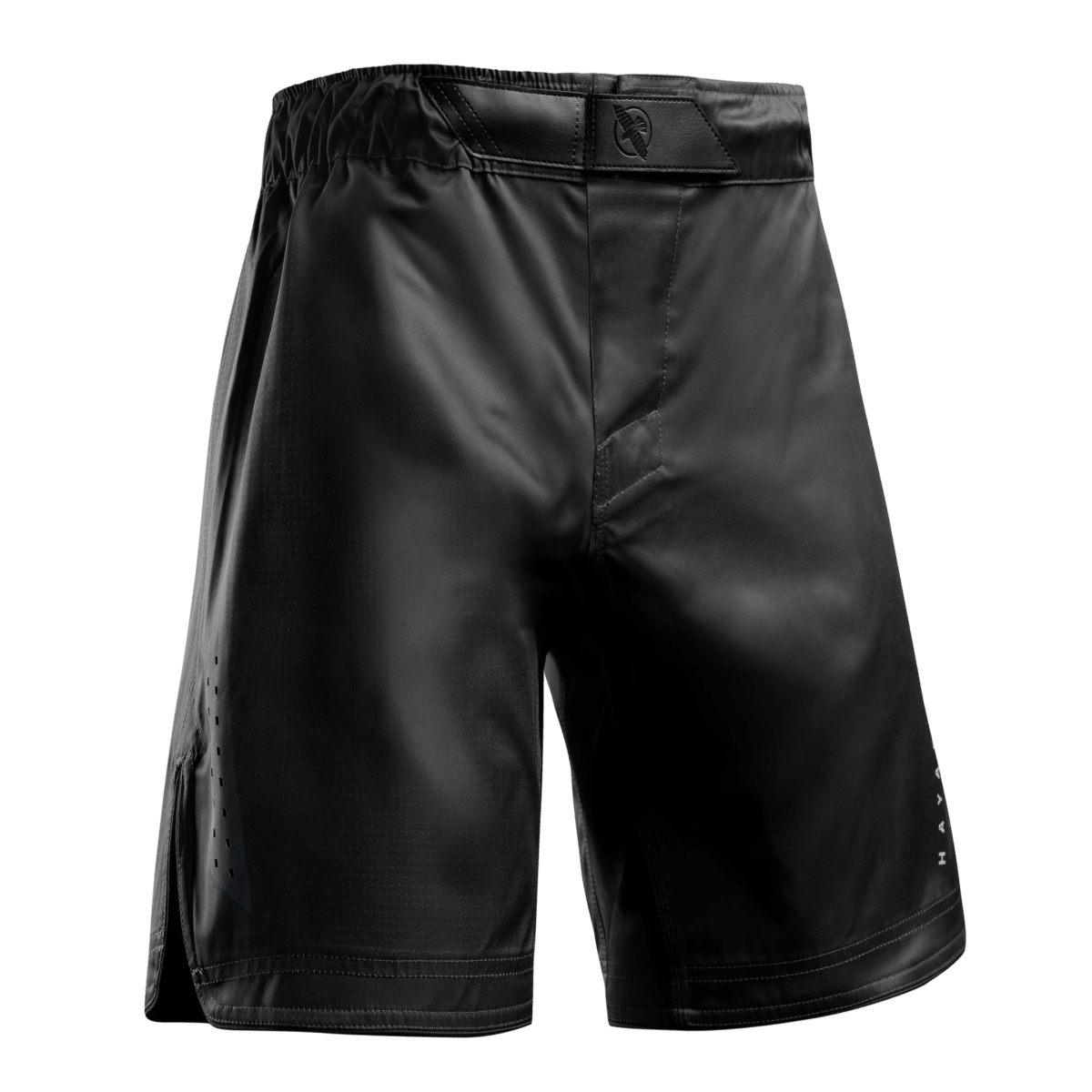 Vooraanzicht van de zwarte Hayabusa Core Full-Length MMA Shorts met in elkaar grijpende sluiting en trekkoorden