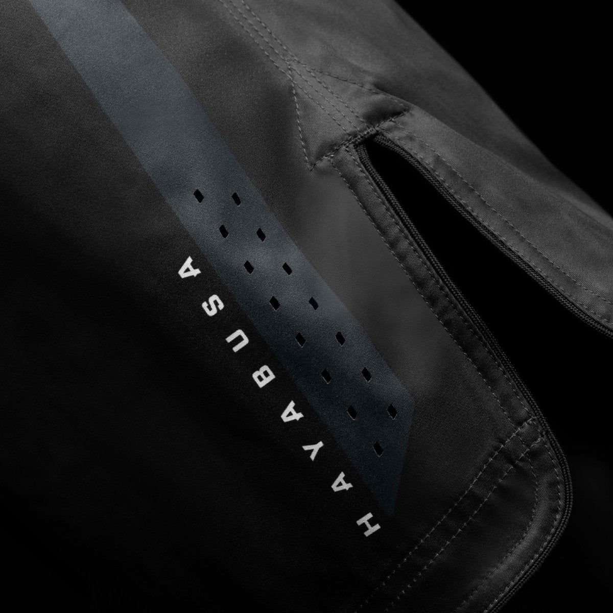 Zijaanzicht van de zwarte Hayabusa Core MMA-shorts over de volledige lengte met zijsplitten