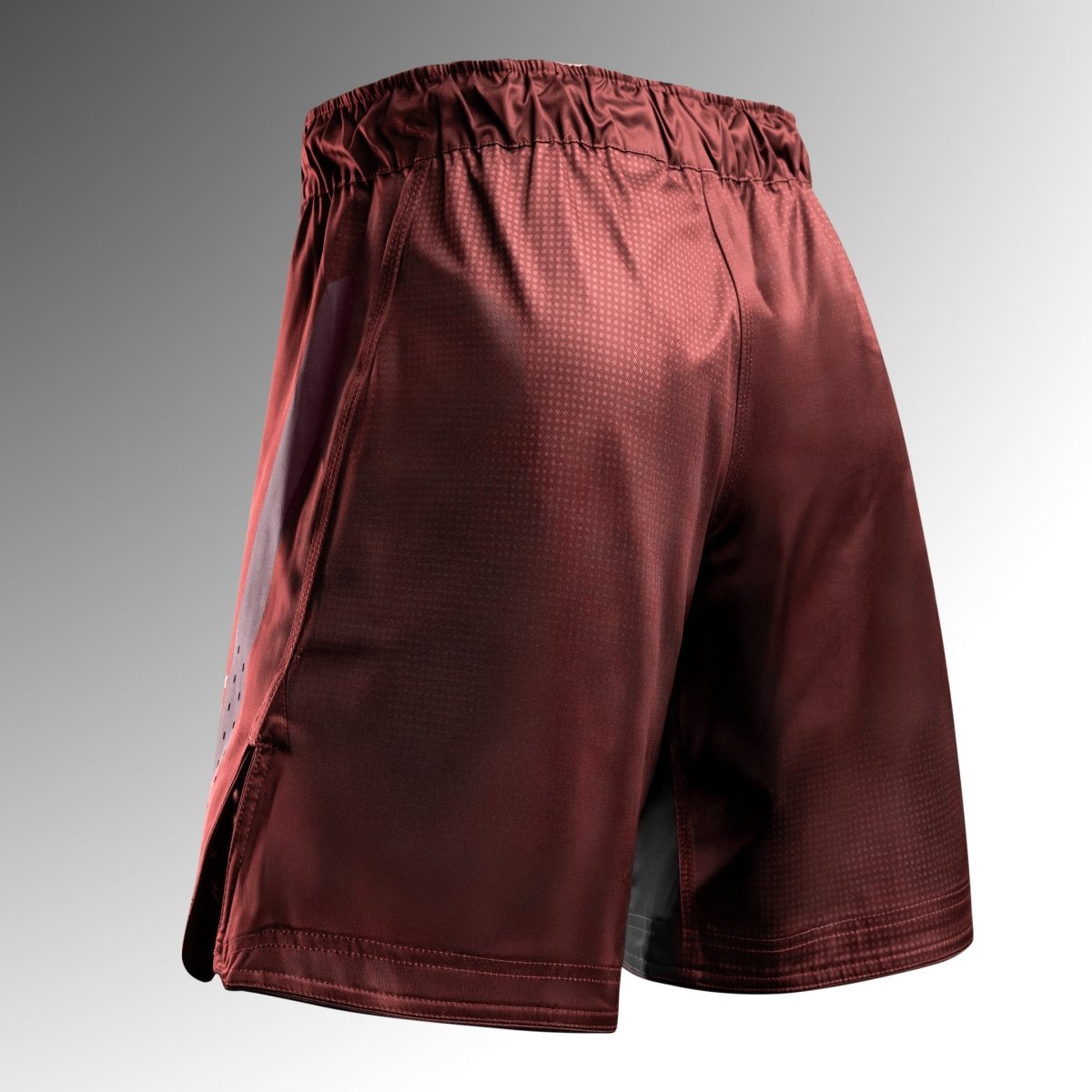 Achteraanzicht van de rode Hayabusa Core MMA-shorts met volledige lengte, volledige dekking voor BJJ en MMA