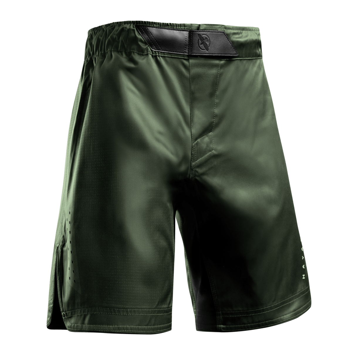 Vooraanzicht van de groene Hayabusa Core MMA-shorts over de volledige lengte met dubbel sluitsysteem