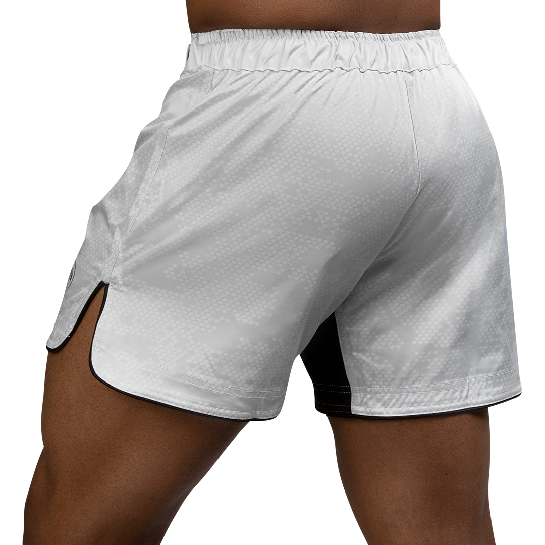 Vista posteriore dei pantaloncini MMA Hayabusa Hex bianchi, ideali per Striking e Grappling