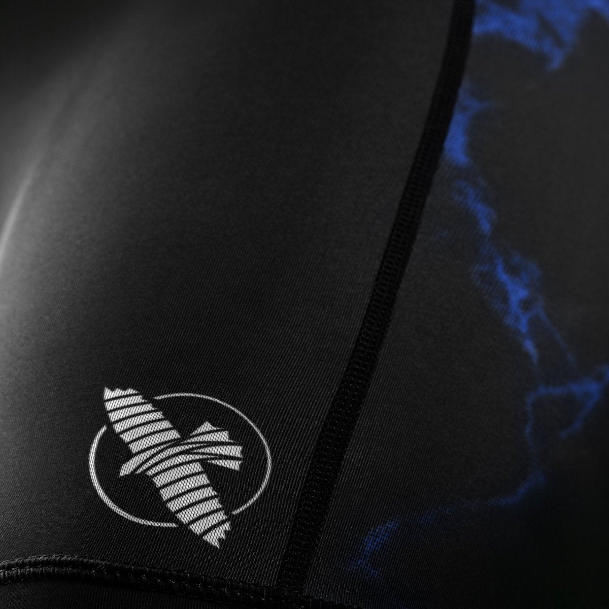 Detail van de UFC-graphics gedrukt op de broekspijp van de zwart-blauwe Vale Tudo damesshort