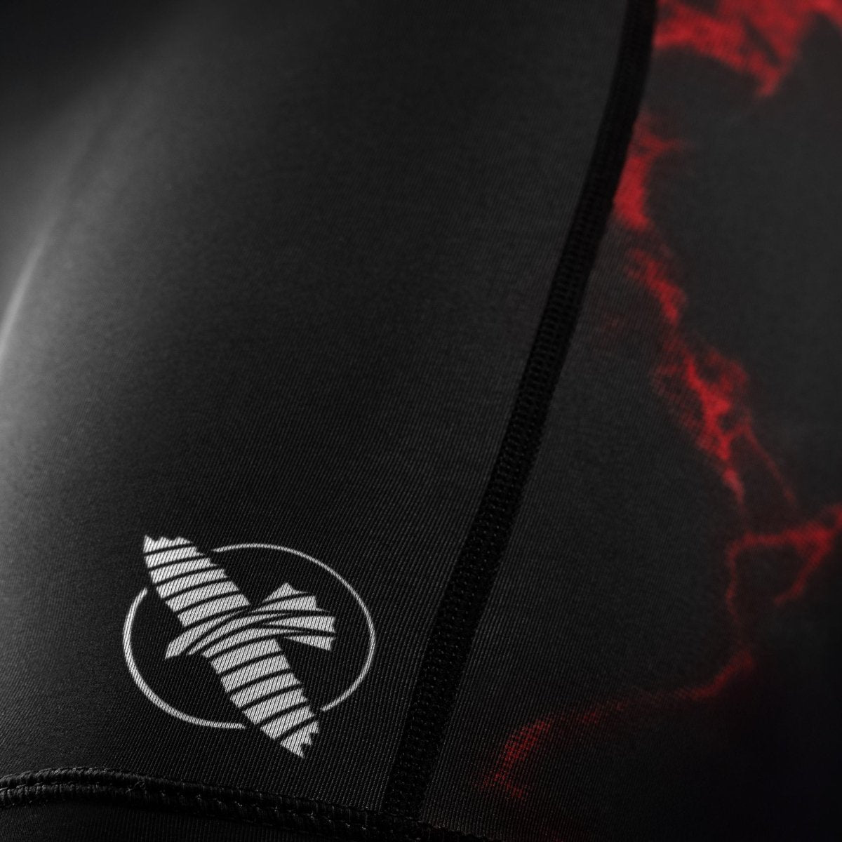 Detail van het officiële UFC-logo op de pijp van de zwart-rode Vale Tudo damesshort
