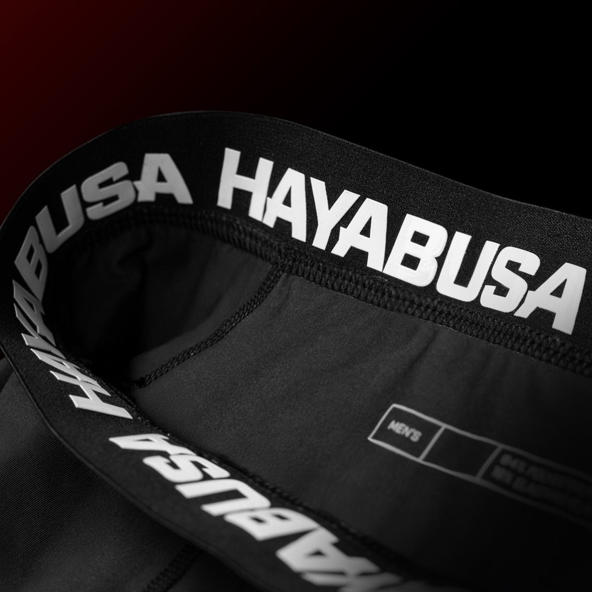 Fragment silikonowego paska w oficjalnych czerwono-czarnych spodenkach UFC BJJ