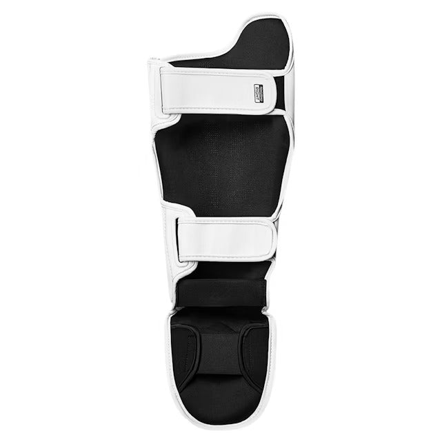 Vista frontale del parastinco Hayabusa T3 Striking bianco e nero, che mostra l'imbottitura pre-curvata