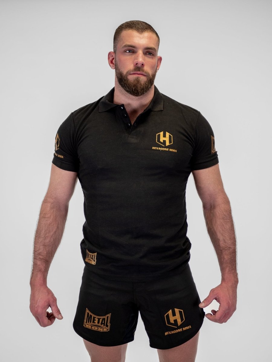 Camisa pólo preta Metal Boxing Hexagon MMA vista frontal em algodão piqué com logotipos oficiais