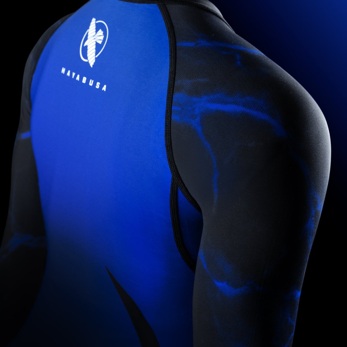 Detalj av axeln på det svart/blå UFC BJJ utslagsskyddet, framhäver den aerodynamiska passformen och den officiella designen