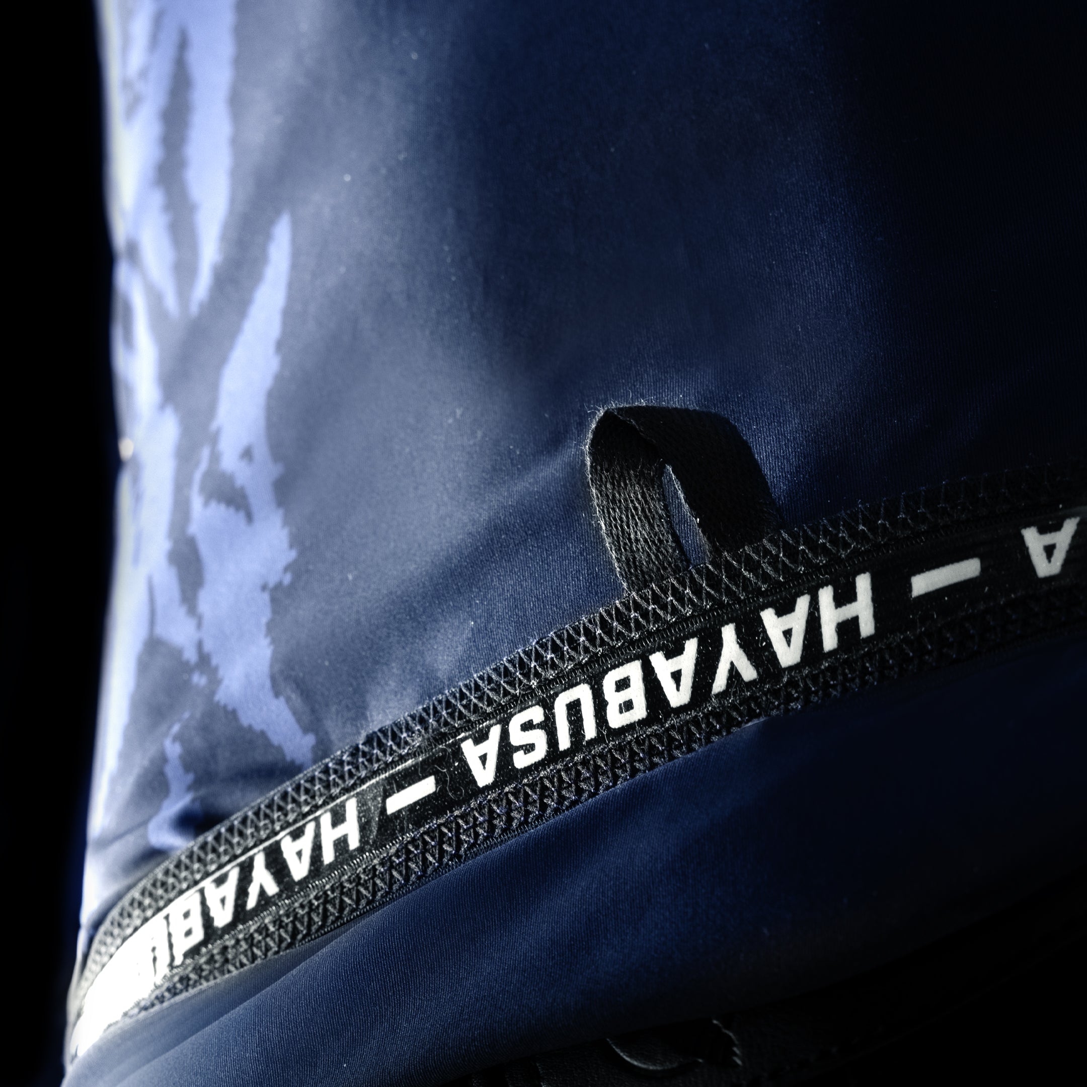 Dettaglio dell'asola di bloccaggio Lockdown Loop sulla rash guard Hayabusa blu
