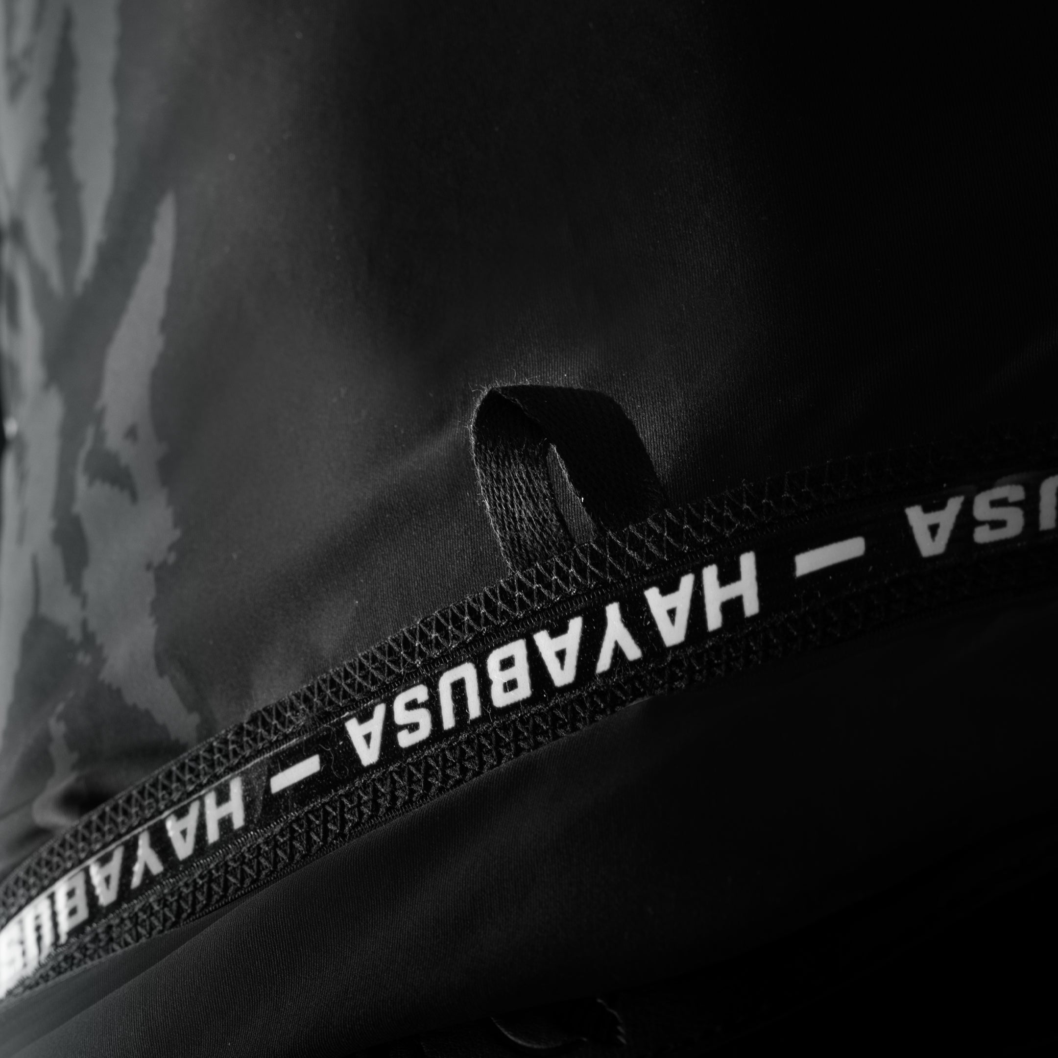 Dettaglio del bordo in silicone e delle cuciture piatte della rash guard Hayabusa nera