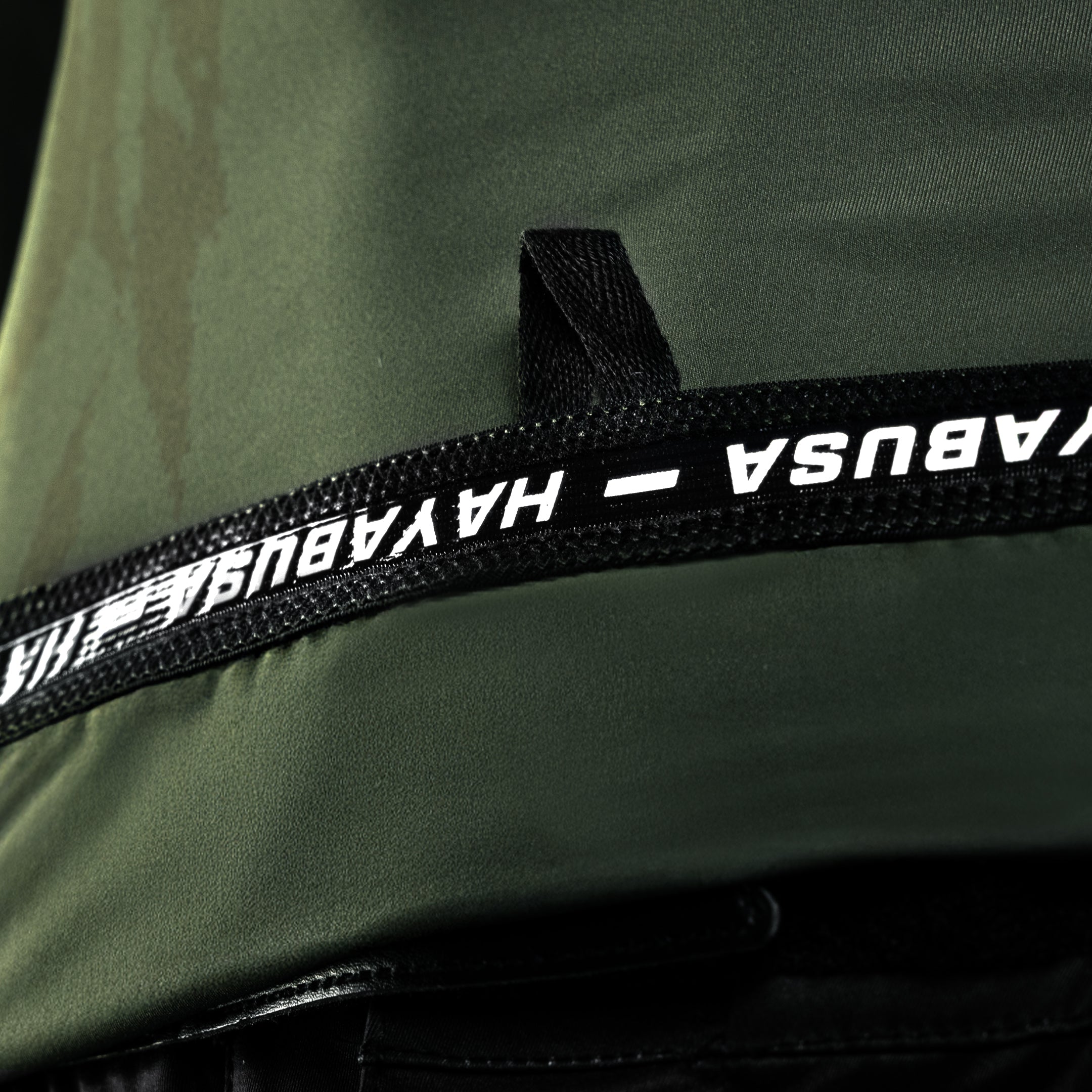Dettaglio dello scollo termosaldato frictionless della rash guard Hayabusa verde