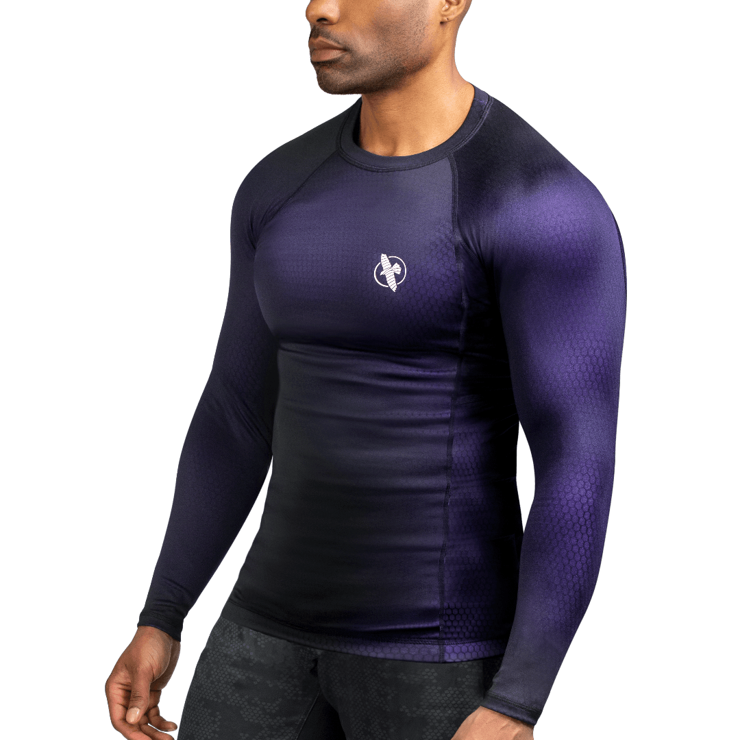 Vista frontale della rash guard Hayabusa Fusion nera e viola, effetto cangiante dinamico