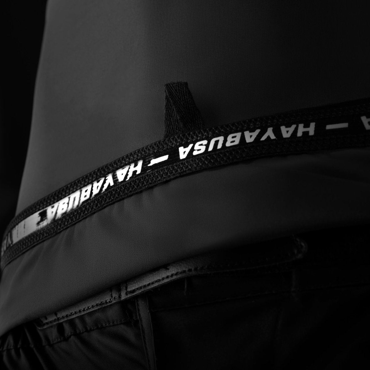 Detail technického popisu a vnitřní specifikace vytištěné na černém chrániči Hayabusa