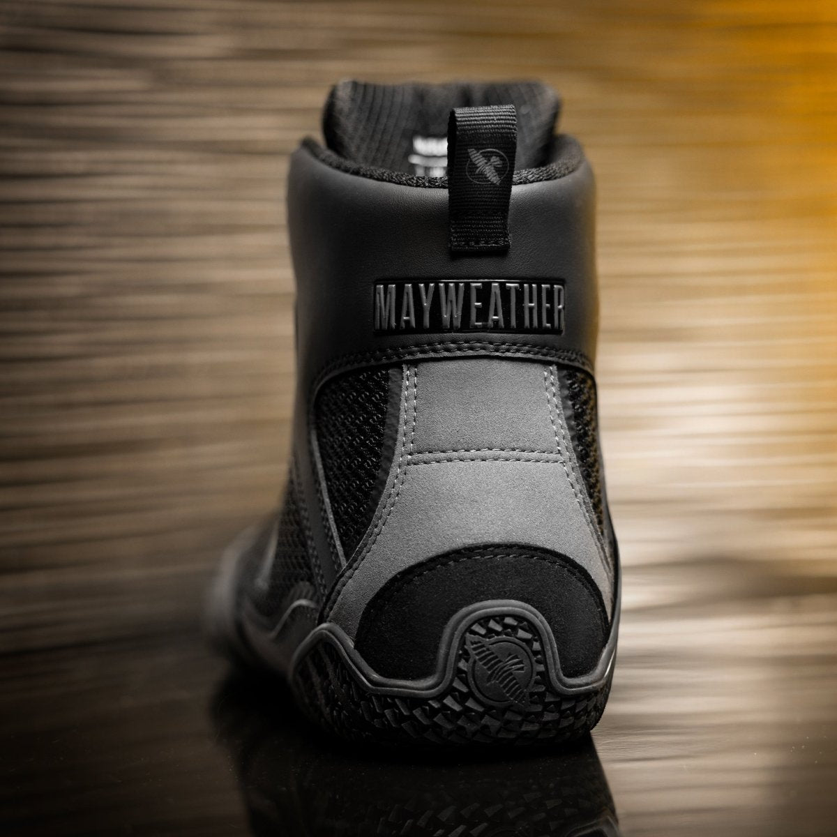 Bakifrån av den grå Mayweather Champ boxningsskon med hälstöd