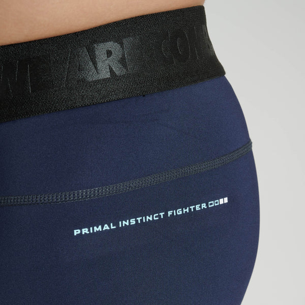 Dettaglio della scritta Leone stampata sugli shorts compressivi blu