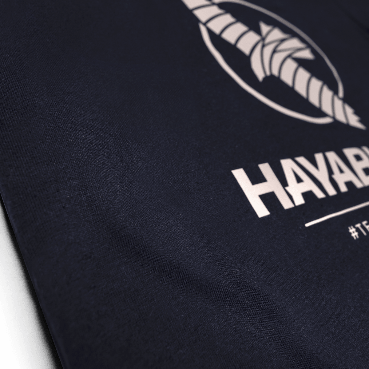 Detailní záběr na silikonovou grafiku Team Hayabusa na půlnočním modrém tričku
